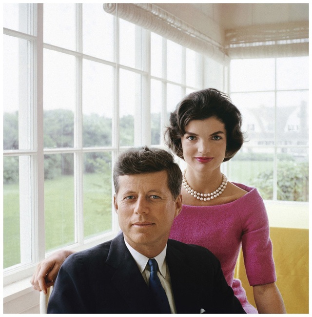 
Jackie nói thông thạo tiếng Pháp và tiếng Tây Ban Nha. Việc làm đầu tiên của bà là phóng viên nhiếp ảnh cho The Washington Times- Herald, nhờ đó bà có cơ hội tiếp xúc với nhiều chính trị gia, tất nhiên trong số đó là John F. Kennedy.
