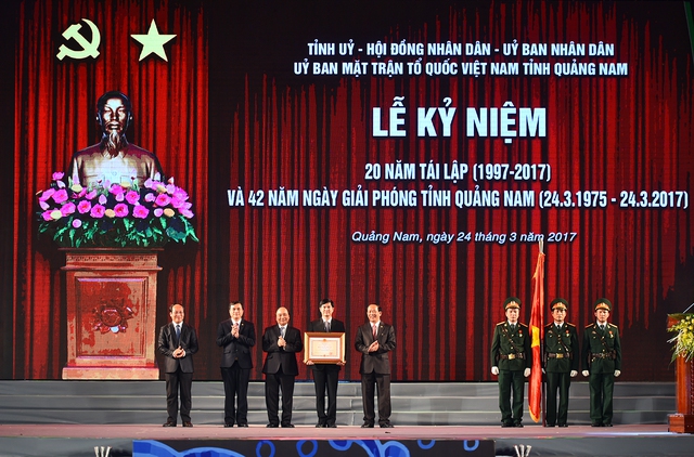  Thủ tướng trao Huân chương Độc lập hạnh Nhất cho tỉnh Quảng Nam. - Ảnh: VGP/Quang Hiếu 