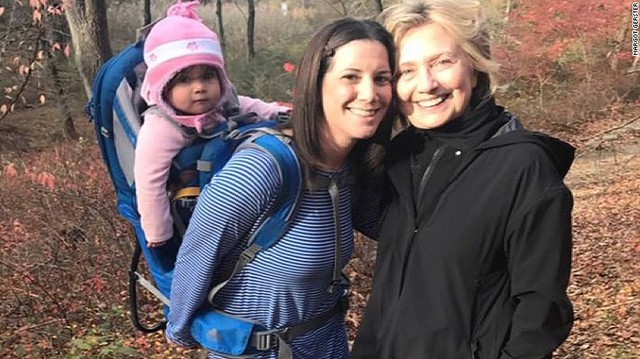 Bà Clinton chụp ảnh với một phụ nữ gặp khi đi dạo trong rừng 