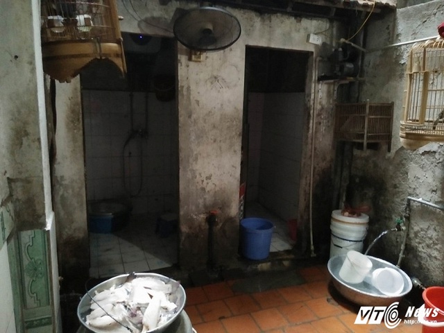 
Trong ảnh là một nhà vệ sinh tập thể của gần 15 hộ dân tại phố cổ Hà Nội.
