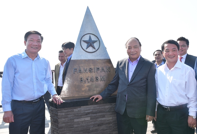 
Thủ tướng Nguyễn Xuân Phúc và đoàn công tác thăm đỉnh Fansipan ở độ cao 3.143 m. Ảnh: VGP/Quang Hiếu
