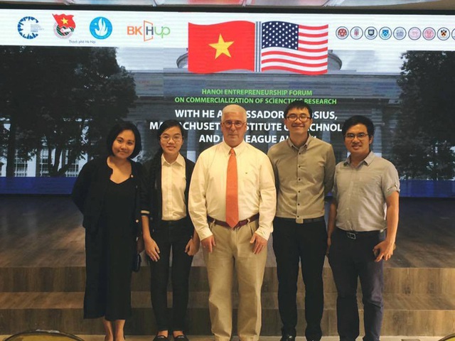  Hương Thảo có cơ hội gặp giáo sư và sinh viên MIT. 