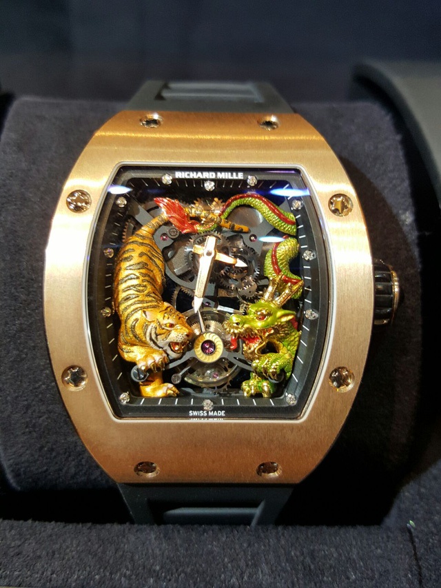 Bộ Tourbillon được đặt chính giữa giống như viên châu được được Long - Hổ tranh đoạt.