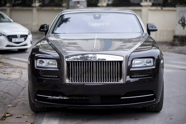 Rolls-Royce Wraith được phát triển từ cơ sở gầm bệ của dòng xe Ghost nhưng lại được Rolls-Royce hiệu chỉnh hệ thống treo để giảm tối đa độ vặn thân xe khi ôm cua, đồng thời thêm một số điều chỉnh vào vô-lăng khiến chiếc xe mang lại cảm giác lái vừa thoải mái, vừa đầm chắc, vừa phấn khích cho các chủ nhân.