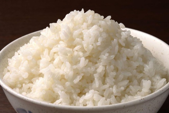Cơm thừa có thể bảo quản trong ngăn đá trong 3 tháng nhưng gạo thì không nên để trong ngăn đá.
