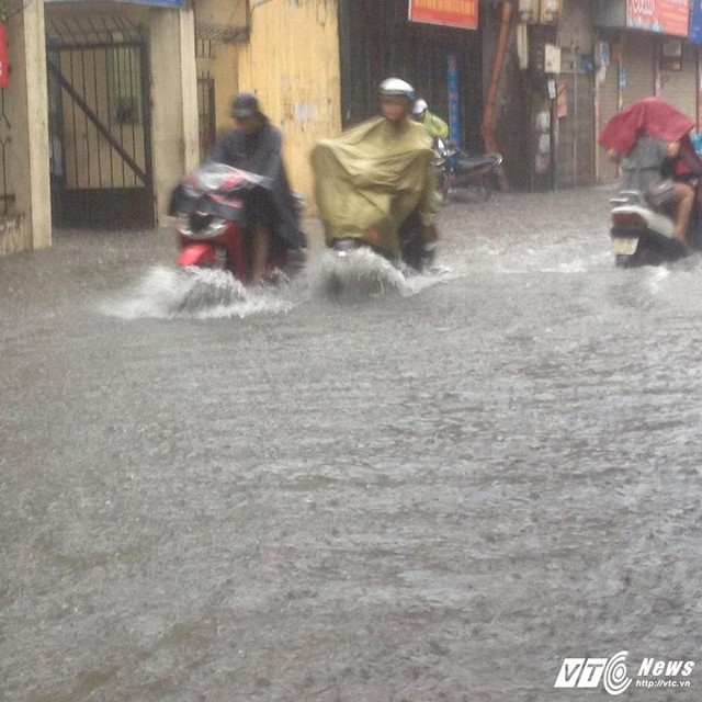 7h30 hôm nay, sau hồi sấm đì đùng, mây đen giăng kín, trời đổ mưa rất to trên địa bàn Hà Nội.