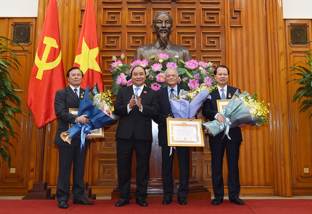 
Thủ tướng Nguyễn Xuân Phúc trao Huy hiệu 50 năm, 45 năm và 30 năm tuổi Đảng cho các ông Trần Quốc Toản, Đoàn Mạnh Giao và Vũ Văn Ninh
