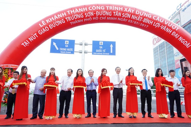 
Phó Chủ tịch UBND TP HCM Lê Văn Khoa đến dự buổi lễ thông xe 2 cầu vượt sáng 3-7
