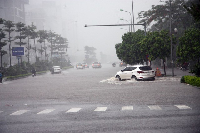 
Từ sáng sớm nay, do ảnh hưởng của cơn bão số 2, Hà Nội liên tục có những mưa lớn.
