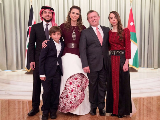 Vua Abdullah đệ Nhị và hoàng hậu Rania cùng những người con: Thái tử Hussein (ngoài cùng bên trái), công chúa Salma (phải) và hoàng tử Hashem. Không có mặt trong ảnh: công chúa Iman.