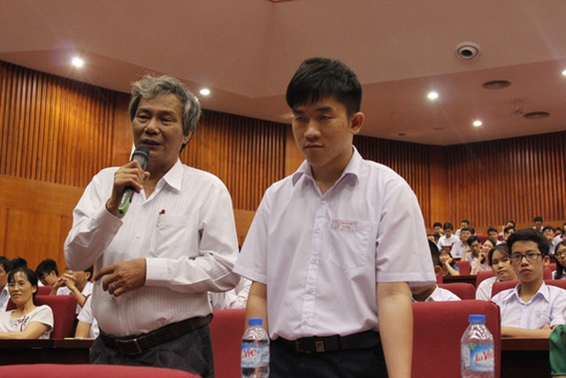 
Thầy Lê Quốc Hùng và em Hoàng Hữu Quốc Huy, Trường THPT chuyên Lê Quý Đôn đặt câu hỏi
