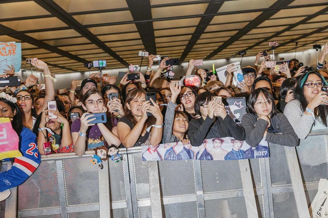 
Những fan hâm mộ của nhóm nhạc Wanna One tại KCON Los Angeles năm 2017
