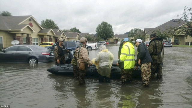
Các lực lượng cảnh sát và thủy quân nước Mỹ đang phối hợp để thư các hoạt động giải cứu và di tản tại Beaumont.
