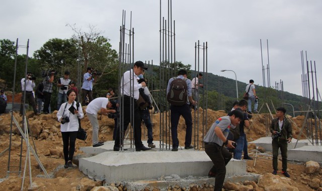 
Ông Huỳnh Đức Thơ (Chủ tịch UBND TP Đà Nẵng) cùng lãnh đạo TP kiểm tra, xử lý dự án khu sinh thái biển Tiên Sa tại bán đảo Sơn Trà. Ảnh: LÊ PHI
