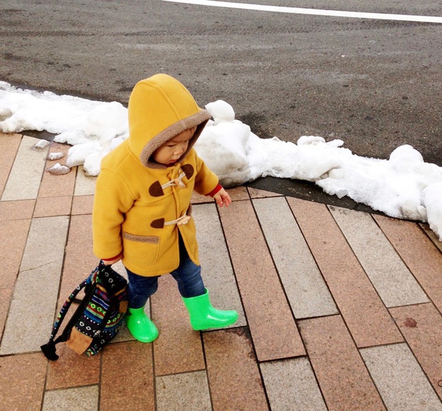 
Tự mình đi bộ hàng ngày trên mọi con đường là bài học tự lập đầu tiên mà cha mẹ Nhật rèn luyện cho con mình ngay từ nhỏ. (Ảnh minh họa)
