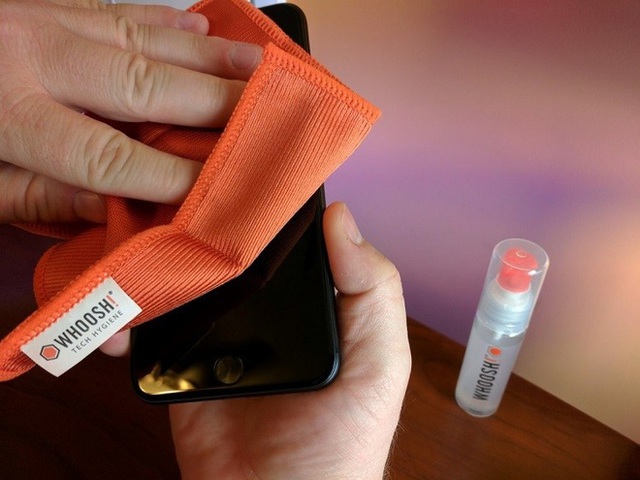 
Lau điện thoại bằng một miếng vải sợi mềm, sẽ loại bỏ được nhiều vi khuẩn.
