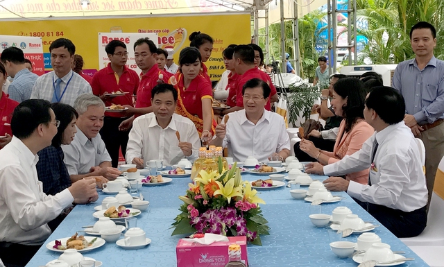 
Phó Thủ tướng và lãnh đạo một số bộ, ngành thưởng thức các món ăn từ cá tra tại Hội chợ. Ảnh: VGP/Xuân Tuyến
