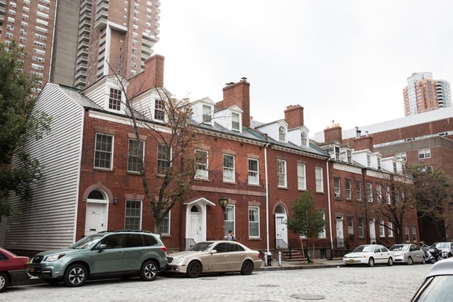 Đây là những ngôi nhà cổ trên đường Harrison Street được xây dựng từ năm 1819. Hiện căn nhà số 27A đang được bán với giá lên tới 6,5 triệu USD.