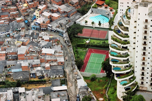 Ranh giới ở giàu nghèo ở thành phố Thiên Đường (Paradise City) tại Brazil.