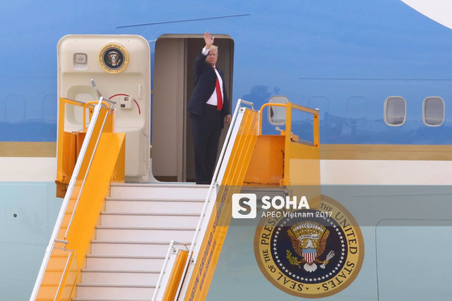 
Tổng thống Mỹ Donald Trump vẫy tay chào trước khi bước vào bên trong chuyên cơ Air Force One, chuẩn bị rời Đà Nẵng, khoảng 15h05 ngày 11/11
