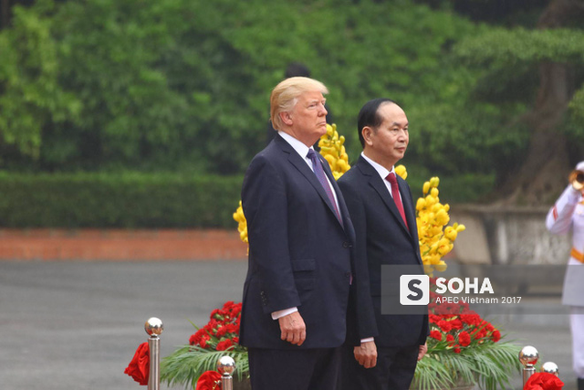 [LIVE] Tổng thống Donald Trump đứng trang nghiêm khi quân nhạc cử quốc thiều Mỹ tại Phủ chủ tịch - Ảnh 3.