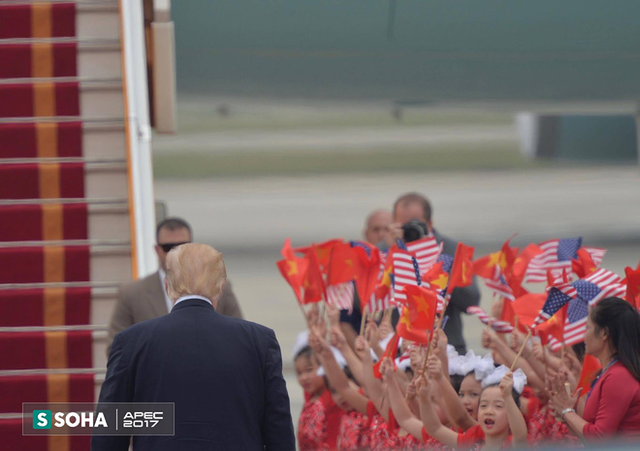 [CẬP NHẬT] Tổng thống Donald Trump vẫy chào từ chuyên cơ Air Force One, lên đường rời Việt Nam - Ảnh 3.