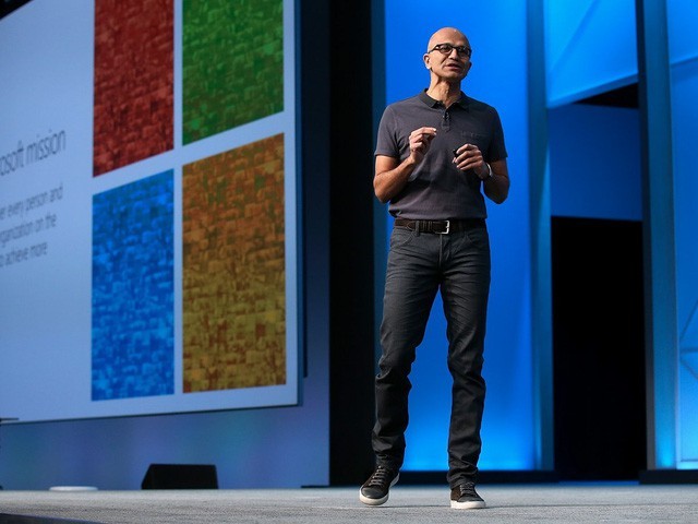 
Khi trở thành CEO của Microsoft vào năm 2014, Satya Nadella đã nhanh chóng chứng tỏ mình là người có gu và biết ăn mặc.
