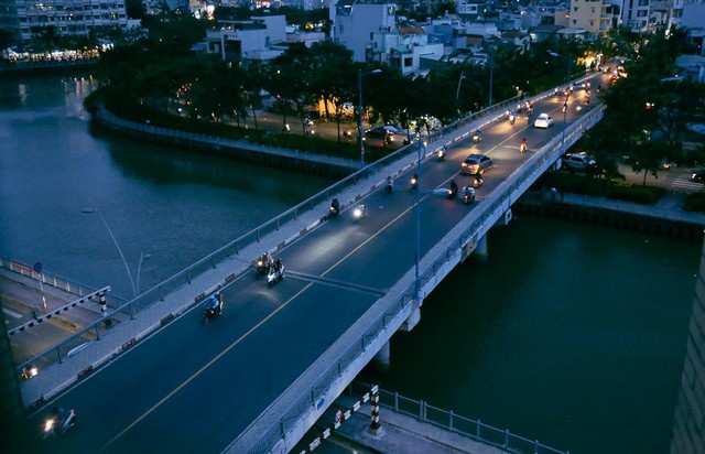 Trong khi đó, cầu Hoàng Hoa Thám thì luôn bình yên, không nghẹt thở như cầu bên cạnh.