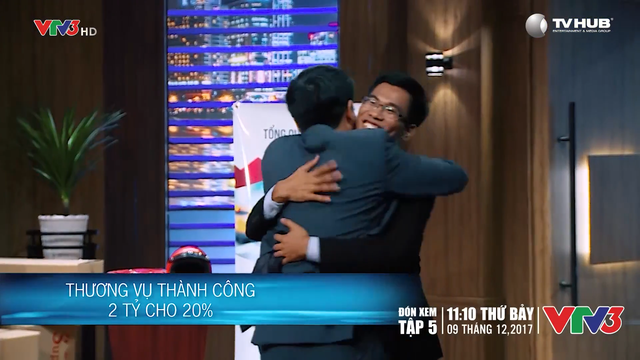
Shark Phú và Lê Thanh Hoài dành cho nhau một cái ôm sau khi hợp tác thành công
