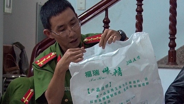 
Lực lượng Công an TP Tam Kỳ kiểm tra các vỏ bao bột ngọt có ghi chữ Trung Quốc tại cơ sở của đối tượng Hà.
