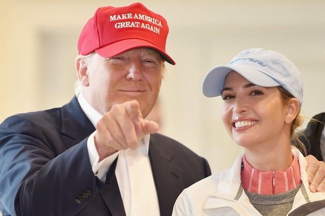  Ứng viên đảng cộng hòa Donald Trump tham dự giải golf tại Turnberry cùng Ivanka và Eric Trump ở Ayr, Scotland vào 30/7/2015. Ảnh: Getty. 