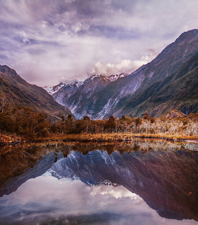 Hồ nước soi mình những dãy núi hùng vỹ tại New Zealand.