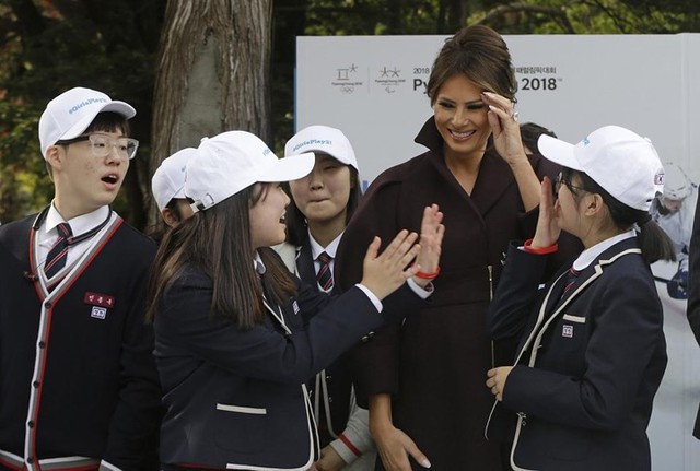 
Bà Melania nói chuyện với các học sinh trung học  Hàn Quốc  tại nơi ở của Đại sứ Mỹ ở Seoul hôm 7/11.
