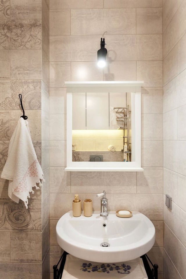 
Phòng tắm tuy nhỏ nhưng được thiết kế và bài trí linh hoạt. Bên dưới chậu rửa là kệ để đồ tiện dụng.

 
