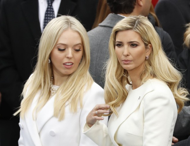 
Tiffany và Ivanka Trump trong lễ nhậm chức của cha vào 20/1/2017. Ảnh: Reuters.
