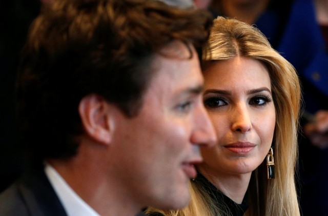 
Ivanka Trump nhìn thủ tướng Canada Justin Trudeau trong một hội nghị bàn tròn về sự tiến bộ của nữ doanh nhân và lãnh đạo doanh nghiệp tại Nhà Trắng vào 13/2/2017. Ảnh: Reuters.
