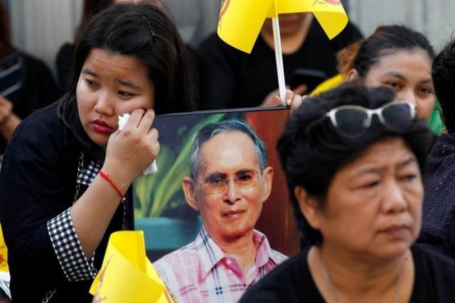 
Không kể người già hay trẻ nhỏ, tất cả người dân Thái Lan đều hết mực kính yêu Đức vua Bhumibol.
