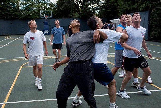  Một trận bóng rổ giữa các nhân viên Nhà Trắng với các thành viên quốc hội. Ảnh: Nhà Trắng. 