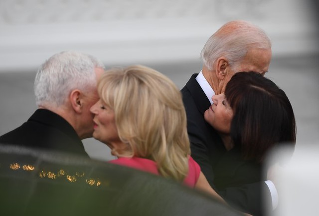  Vợ chồng Phó tổng thống Joe Biden cũng chào đón gia đình kế nhiệm, Phó tổng thống tân cử Mike Pence. Ảnh: AFP. 