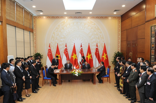Hai Thủ tướng chứng kiến lễ ký kết văn kiện hợp tác của các địa phương, bộ, ngành hai nước. Ảnh VGP/Quang Hiếu
