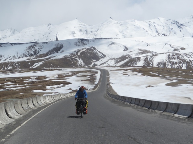 
Ngân đang đạp xe trên lãnh địa của Kyrgyzstan, nơi cô có một trải nghiệm đổ đèo suýt chết vì đứt thắng.
