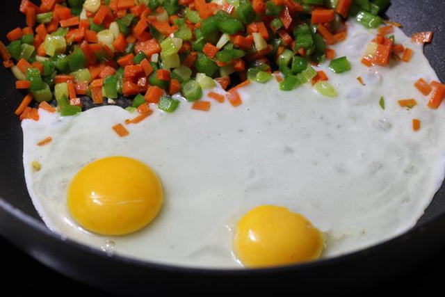 
Mặc dù trứng gà rất tốt cho sức khỏe nhưng chúng ta không nên ăn nhiều.
