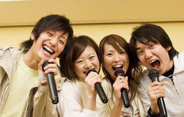 
Hát karaoke là cách hữu hiệu để giải toả căng thẳng, sống vui vẻ hơn.

