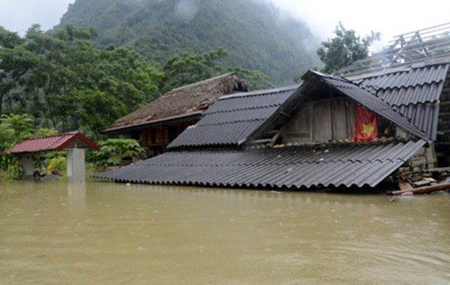 
Nhiều hộ dân tại xã Tân Lĩnh bị ngập sâu từ 0,5 m đến 2m
