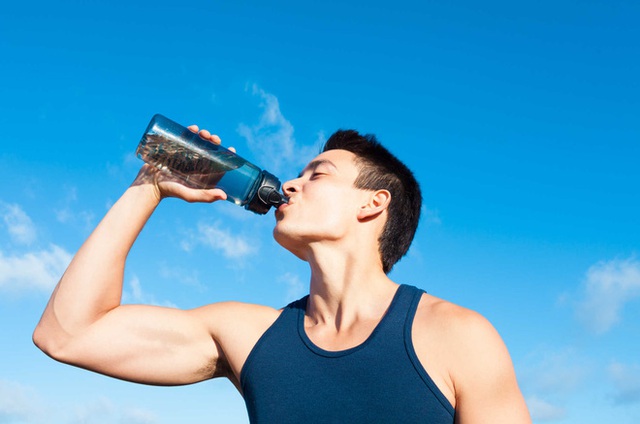 Uống đủ nước cải thiện răng miệng