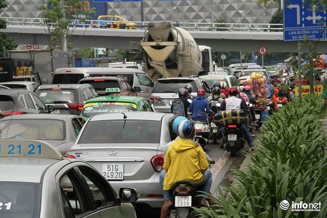 
Đường Trường Sơn luôn quá tải khi phương tiện lưu thông các tuyến đường quanh khu vực cửa ngõ Tân Sơn Nhất đều mượn đường này để quá cảnh
