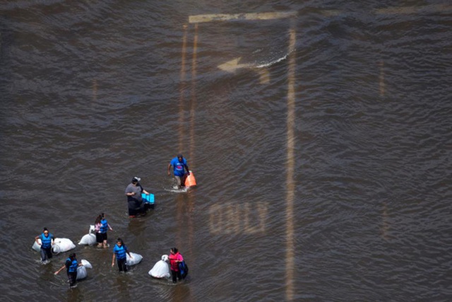Lũ lụt ở TP Port Arthur hôm 31-8. Ảnh: REUTERS