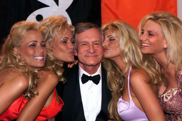 Trong cả cuộc đời vây quanh Hugh Hefner luôn là các chân dài sexy nhất thế giới.