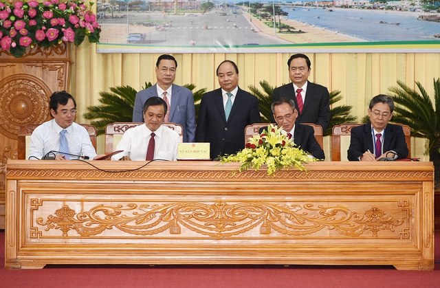 
Thủ tướng chứng kiến đại diện doanh nghiệp và lãnh đạo tỉnh Hậu Giang ký thỏa thuận hợp tác. Ảnh: VGP/Quang Hiếu
