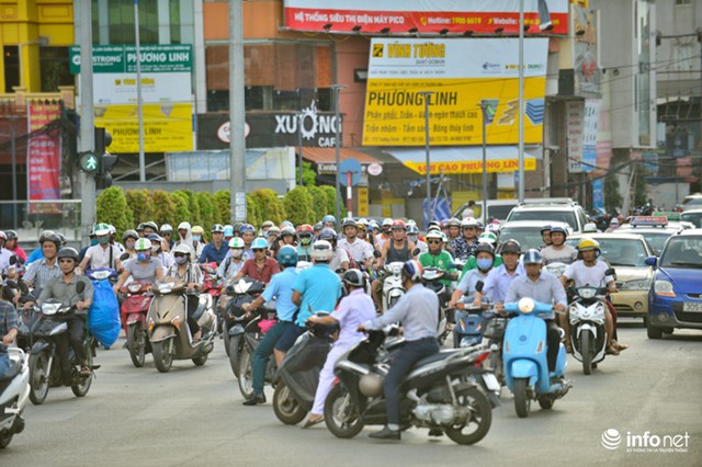 Ghi nhận tại nút giao ngã tư Trường Chinh - Tôn Thất Tùng - Lê Trọng Tấn lúc 17h cho thấy cảnh tượng giao thông hỗn loạn.